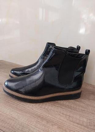 Чоботи лаковані