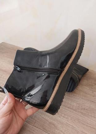 Чоботи лаковані