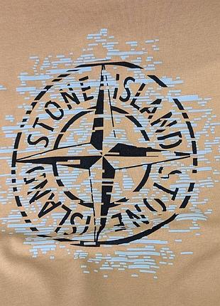 Бежева футболка чоловіча в стилі stone island з принтом3 фото
