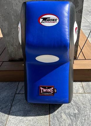 Макивара настенная кожаная twins wml1 60x40x7(20)см  состояние отличное. в пользовании не была.  цена 10000