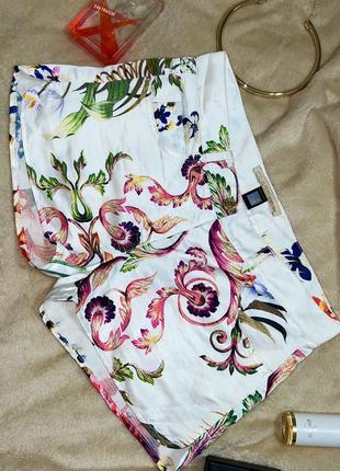 Шорты roberto cavalli оригинал, итальялия, в цветочный принт, цветы же💚
