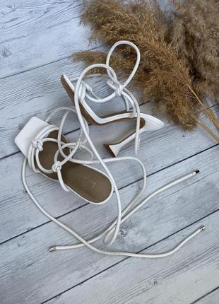 Босоножки белые ego с каблуком рюмочкой и завязками 37 размер