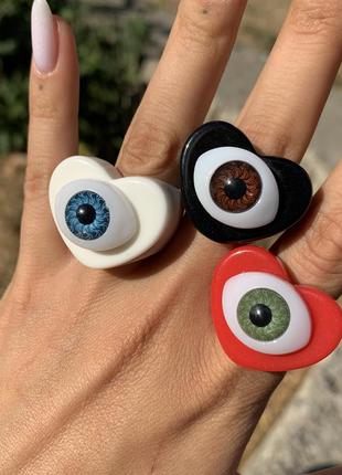 Каблочка сердце с глазом