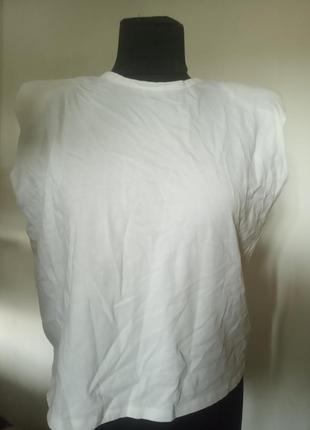 Белая футболка с подплечниками без рукавов