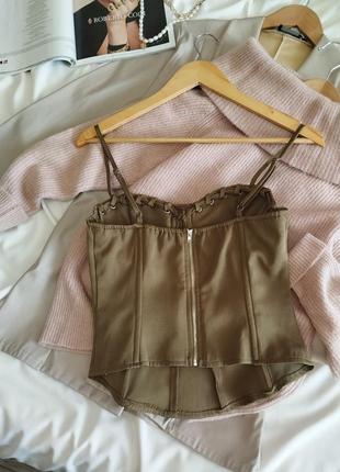 Оливковый корсетный топ