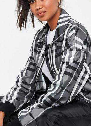 Куртка-бомбер в клітинку missguided/чорно-біла куртка-бомбер на блискавці/демісезонна куртка
