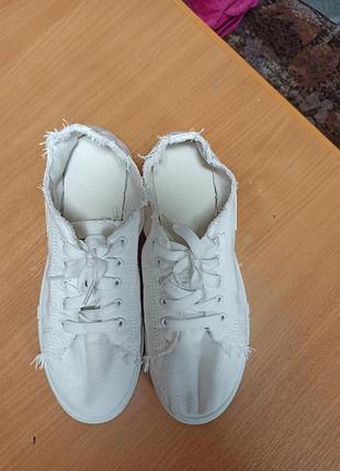 Кеди білого кольору з матеріалу типу джинс