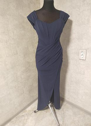 Довга вечірня сукня з розрізом на ніжці