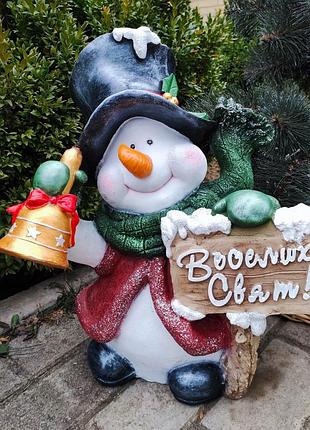 Новогодняя садовая фигура снеговик в шляпе с табличкой "веселих свят!", садовый декор