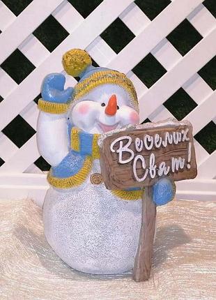 Новогодняя садовая фигура снеговик в голубом с табличкой "веселих свят!", садовый декор