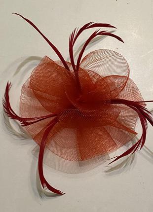 Брошка червоно кольору : квітка з пірʼям