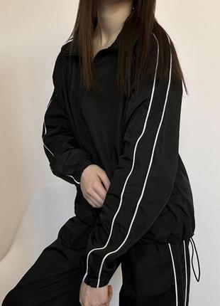 Женская кофта ветровка с плащевки спортивная куртка на змейке зипка с затяжками 42-46 черная с полосками s-m