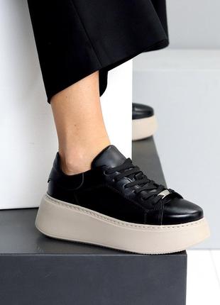 Натуральні шкіряні чорні кеди - кросівки на високій бежевій підошві