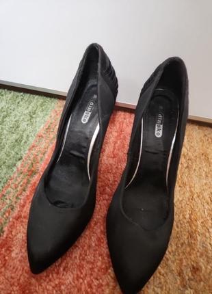 Туфлі -лодочки атласні 39.р