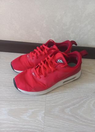 Продам женские кроссовки