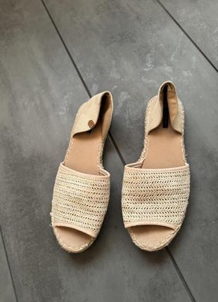 Бежевые плетенные сандалии размер 40 26 см