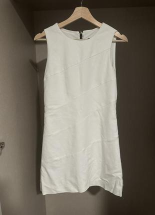 Белое платье зара с небольшим разрезом