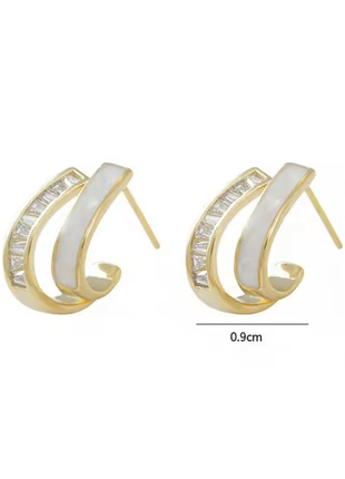 Нежные серьги камушины белая эмаль