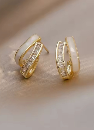 Нежные серьги камушины белая эмаль