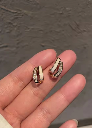 Нежные серьги камушины белая эмаль