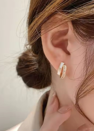 Нежные серьги камушины белая эмаль