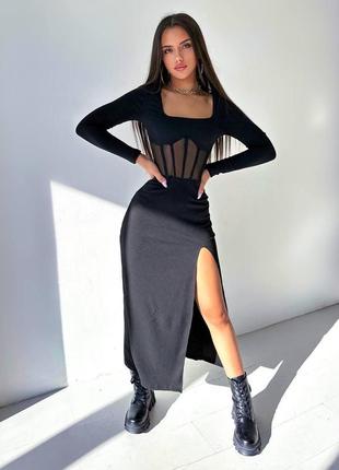 Элегантное платье с корсетными вставками и разрезом