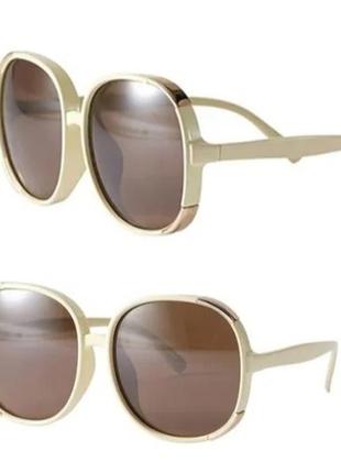Жіночі сонцезахисні окуляри в світлій оправі2 фото