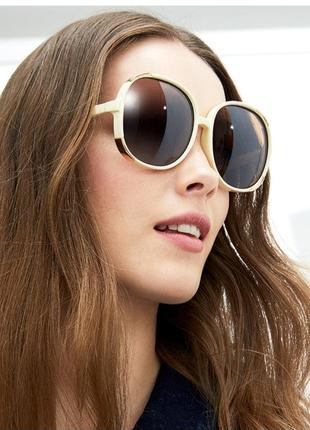 Жіночі сонцезахисні окуляри в світлій оправі1 фото