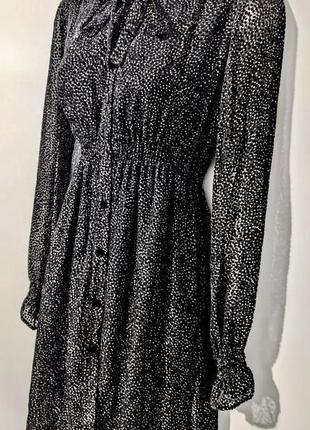 Короткое платье zara с белым и черным бархатом.