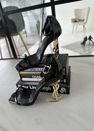Чорні босоніжки у стилі Saint Laurent logo-plaque chevron-quilt shoulder bag ysl золотий каблук