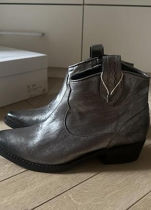 Козаки, сапоги, ботинки