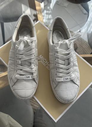 Кеди kors