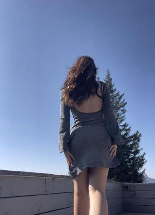 Модное платье без спины блестящее серебряное