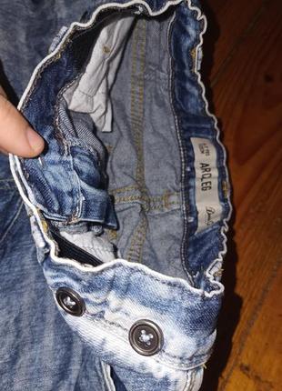 Светлые джинсы на мальчика10 фото