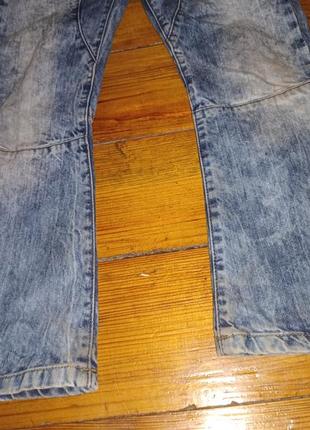 Светлые джинсы на мальчика8 фото