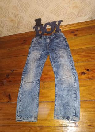 Светлые джинсы на мальчика