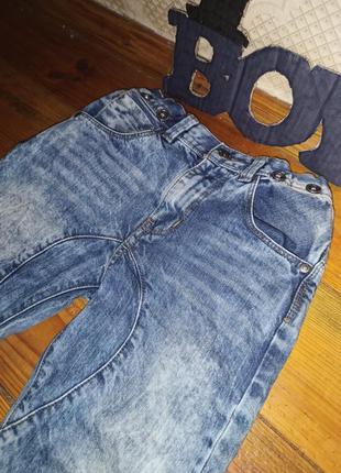 Светлые джинсы на мальчика7 фото