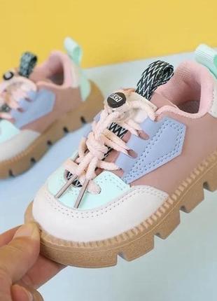 Стильні кросівки дівчаткам
