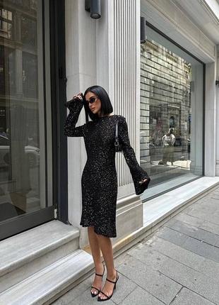 Трикотажное платье с открытой спинкой