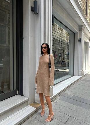 Трикотажное платье с открытой спинкой
