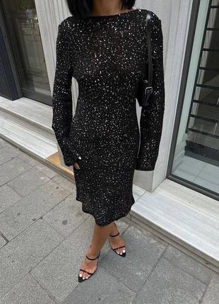 Трикотажное платье с открытой спинкой