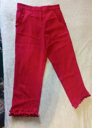 Яркие брюки легкие