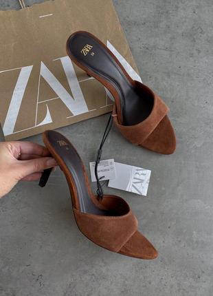 Замшеві босоніжки на підборах zara