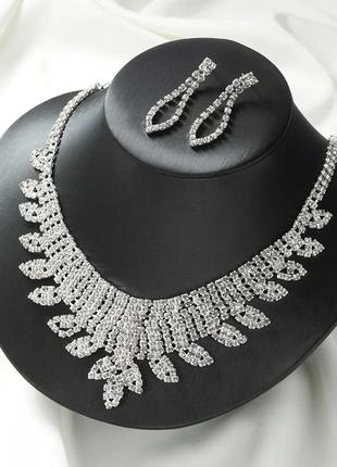 Комплект біжутерії сріблястого кольору з камінцями