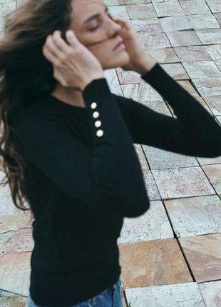 Светр із круглим коміром, довгими рукавами з ґудзиками на манжетах та окантовкою в рубчик по краях zara