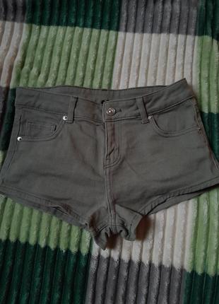 Зеленые шорты