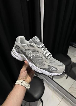 New balance 725 кроссовки на осень. выполнены из замши и текстиля в оттенках серого цвета.