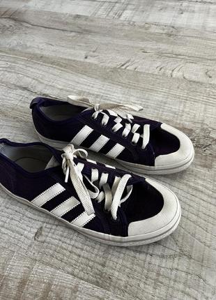 Кеды adidas.