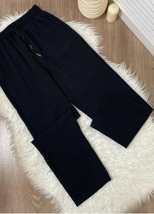 Чорні брюки, штани