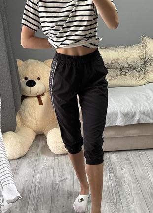 Спортивні капрі